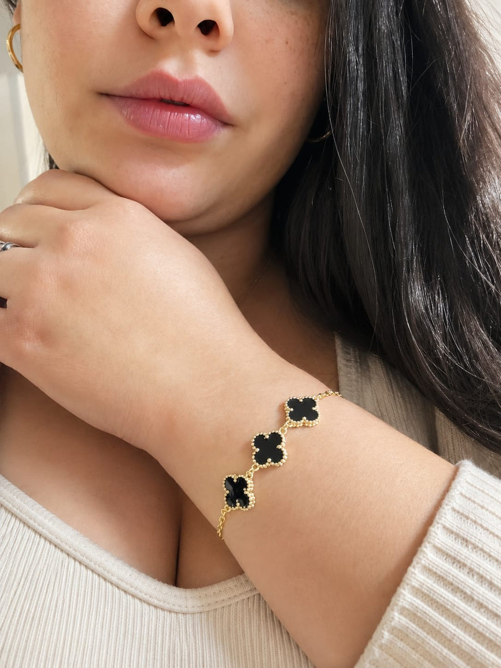 Pulsera Dorada con Tréboles Negros