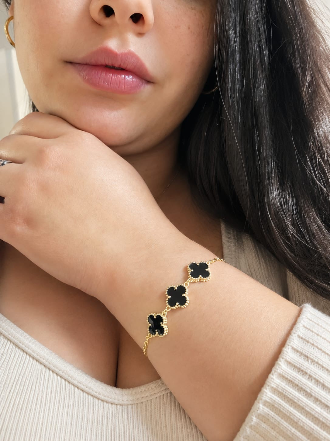 Pulsera Dorada con Tréboles Negros