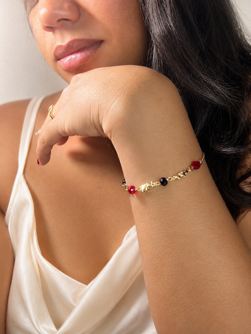 Pulsera de elefante con detalles rojo y negro - Oro laminado 14K