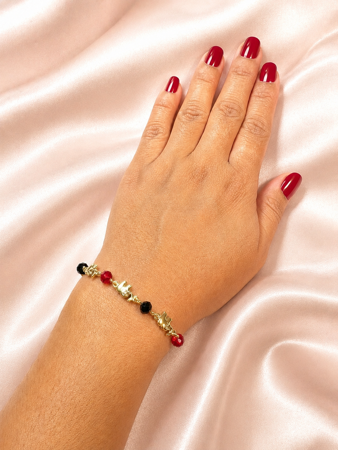 Pulsera de elefante con detalles rojo y negro - Oro laminado 14K