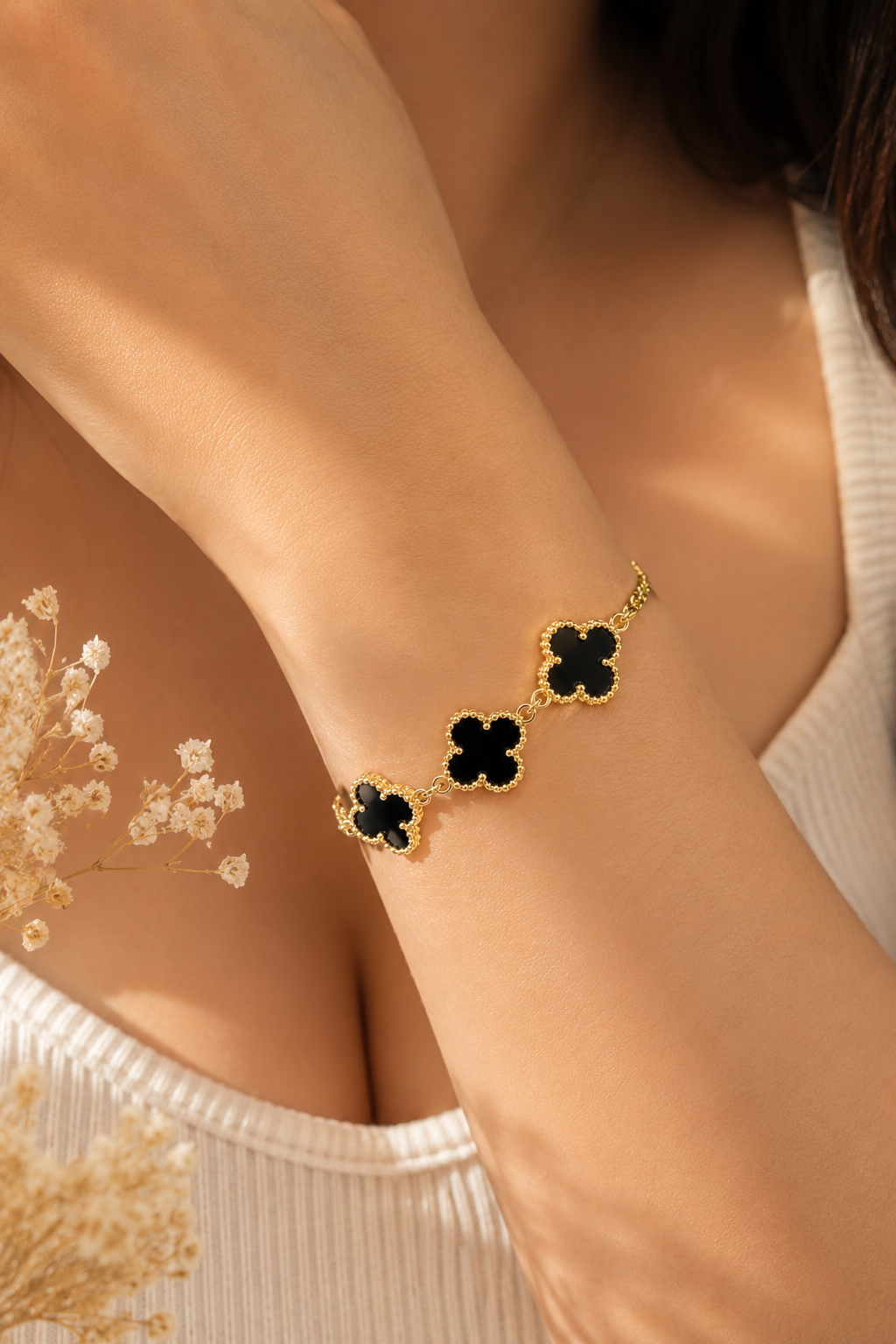 Pulsera Dorada con Tréboles Negros