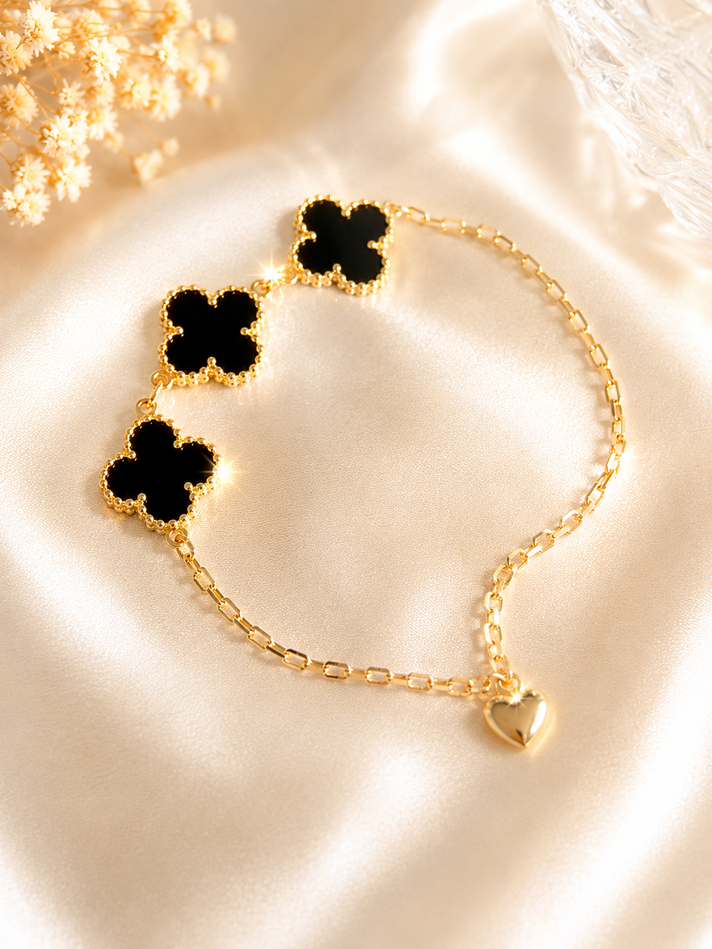 Pulsera Dorada con Tréboles Negros
